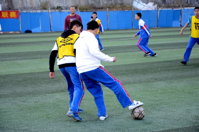 太拼!赵睿赛后出现抽筋 被张镇麟背着离开赛场