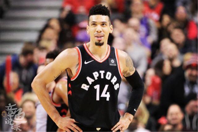 王哲林24+16上海5人上双胜深圳 布莱德索21+11